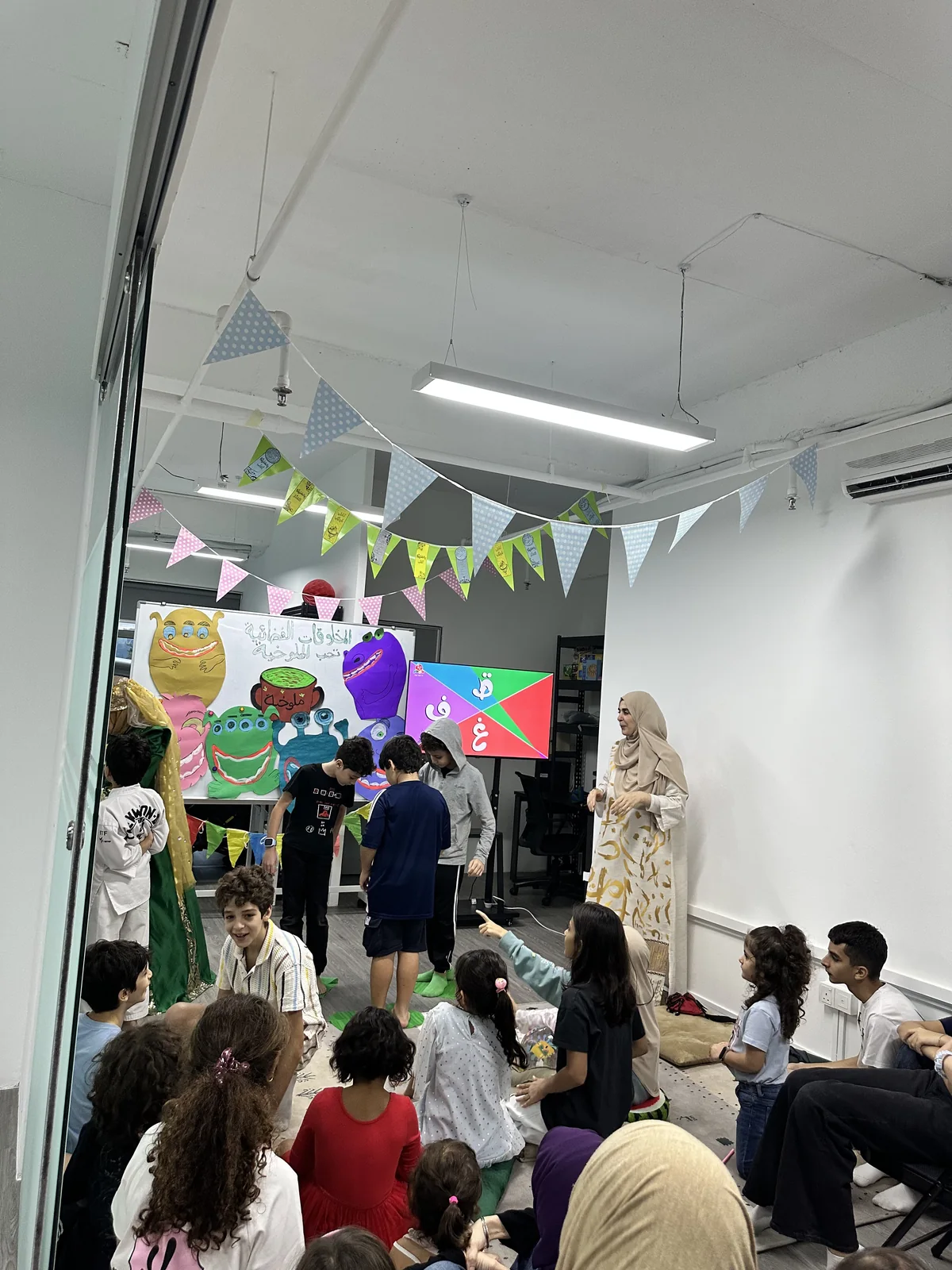 Letter game on the floor — ف ق غ ع